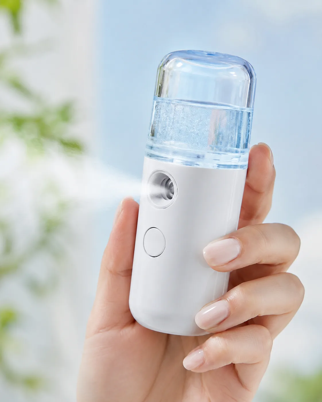 Nano Mist у руці розпилює туман